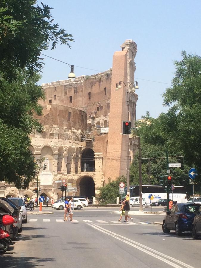Bed and Breakfast Alloggio Turistico Al Colosseo Рим Екстер'єр фото